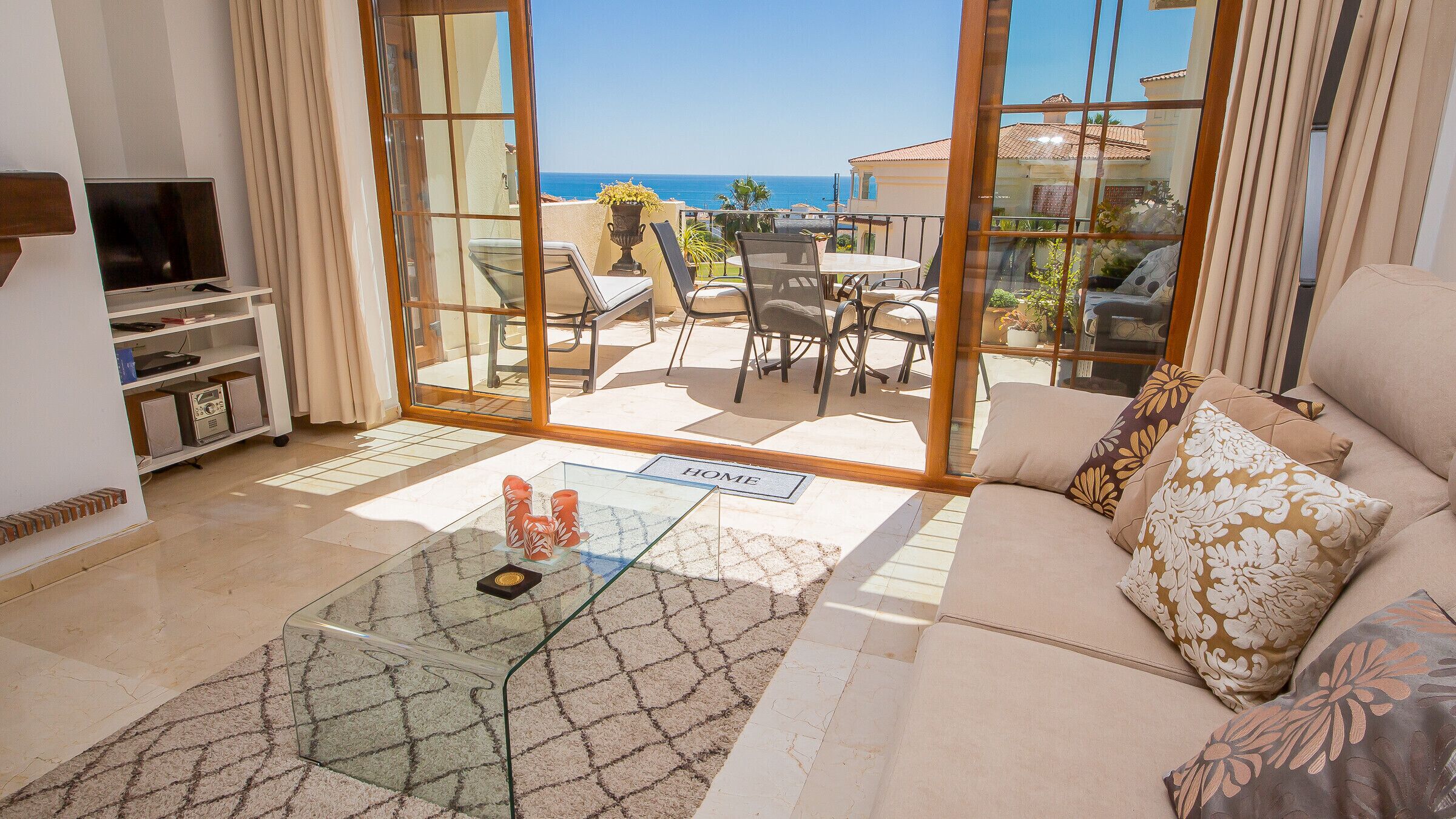 Tv, eldstad och dvd-spelare