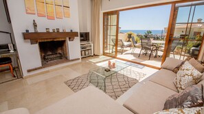 Televisie, een open haard en een dvd-speler