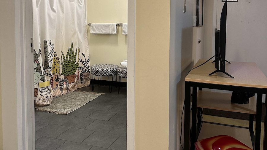 5 Beds Downtown Apt Very Quick Walk Everywhere