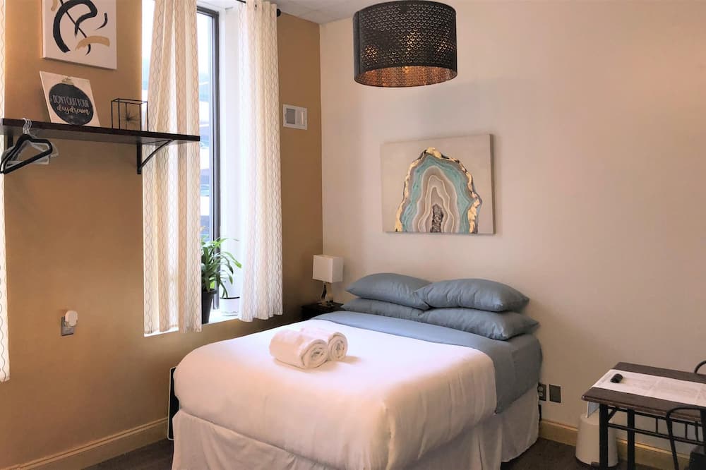 Central Downtown Queen Bed Walk to all Venues