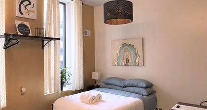 Central Downtown Queen Bed Walk to all Venues