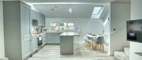 Kühlschrank, Mikrowelle, Ofen, Geschirrspüler