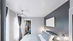 A modern bedroom with a bed, bedside lamps, and a view of a hallway. - Stylish and Pet-Friendly Apartment in Beacon (Beacon)