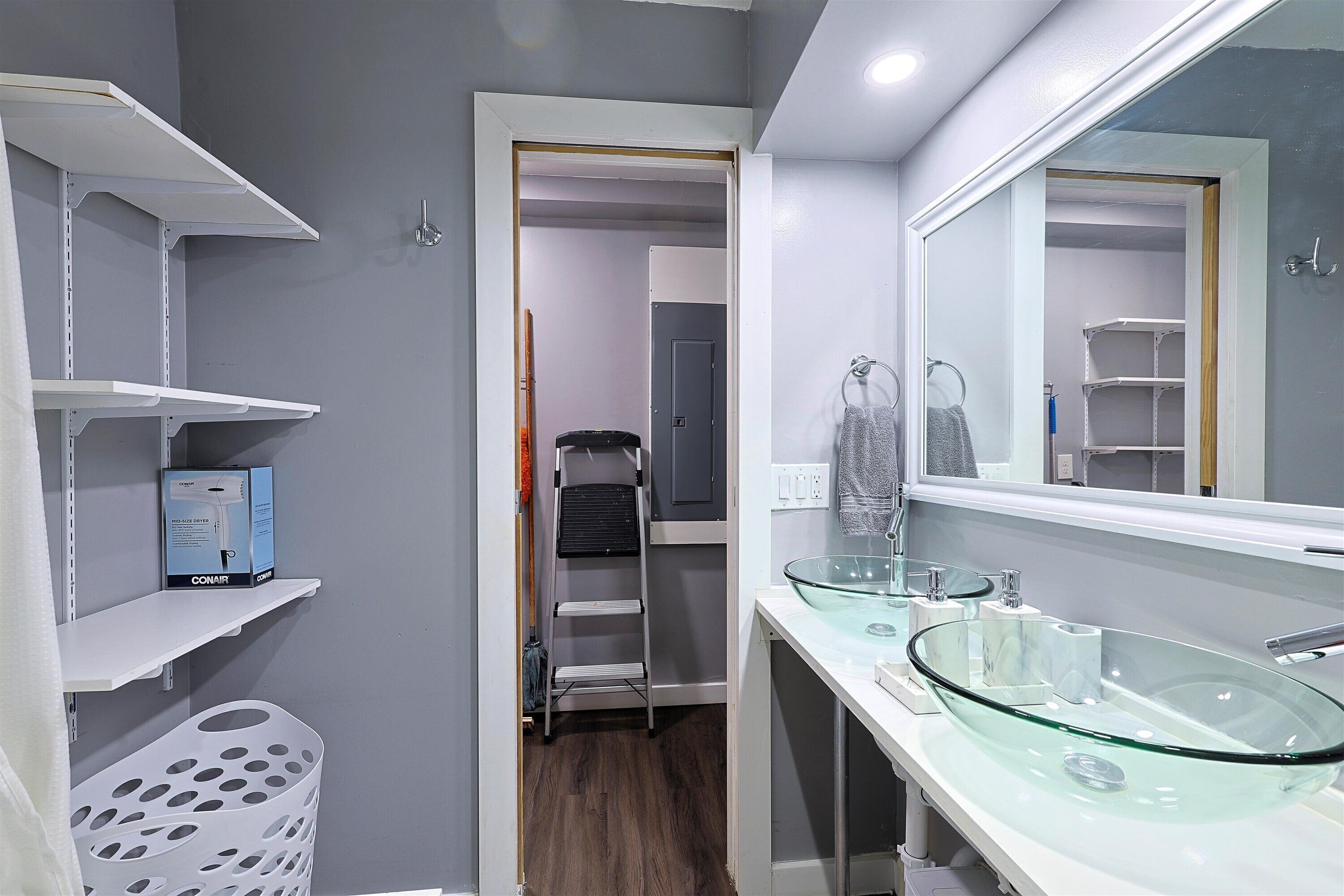 Secador de pelo, toallas, jabón, shampoo