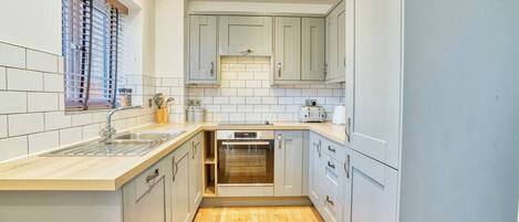 Kühlschrank, Mikrowelle, Ofen, Geschirrspüler