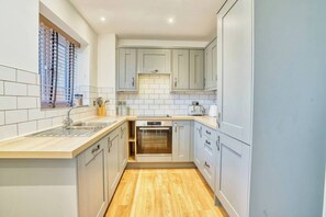 Kjøleskap, mikrobølgeovn, ovn og oppvaskmaskin