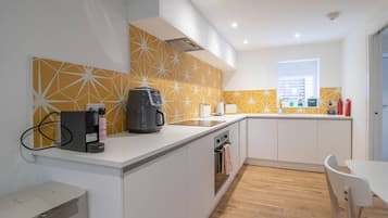 Fridge, oven, dishwasher, coffee/tea maker