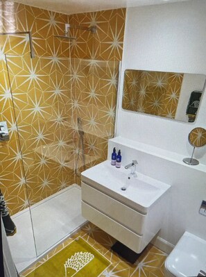 淋浴设施、吹风机、毛巾