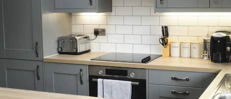 Micro-ondes, four, lave-vaisselle, grille-pain