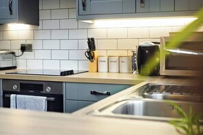 Mikrobølgeovn, ovn, oppvaskmaskin og brødrister