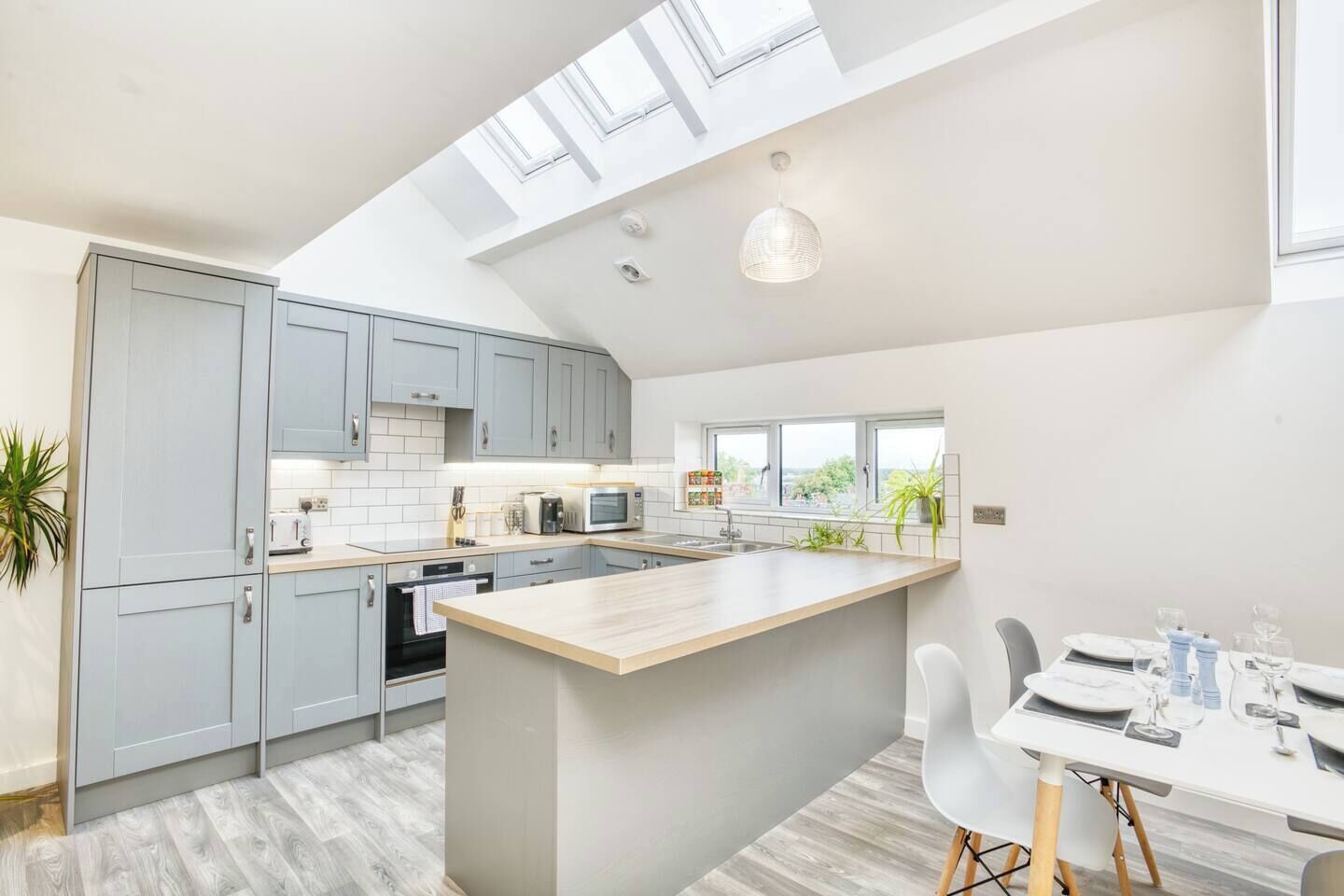 Micro-ondes, four, lave-vaisselle, grille-pain