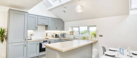 Microondas, horno, lavavajillas y tostadora