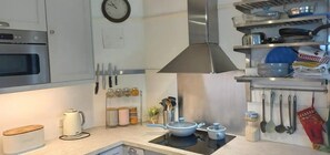 Fridge, microwave, oven, dishwasher - Pass the Keys | Tor-View Glastonbury Home with pod & garden (Glastonbury)