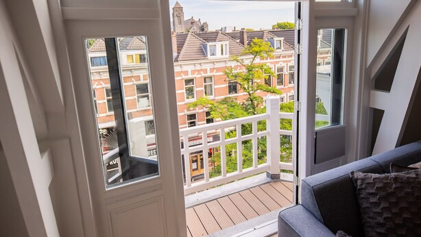 A room with a bay window overlooking a residential area. - Nb306 Serviced Apartment 2,5br (Rotterdam)