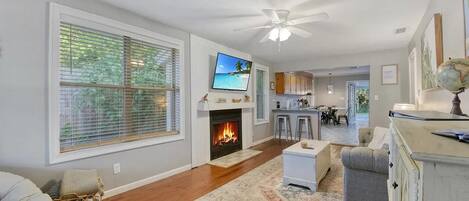 Smart-TV, Tischtennisplatte, Bücher, Musikbibliothek