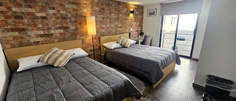 Habitación Deluxe, vista a la ciudad | Ropa de cama de alta calidad y caja de seguridad en la habitación
