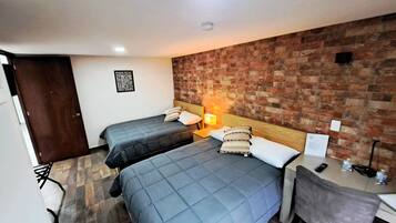 Ropa de cama de alta calidad y caja de seguridad en la habitación