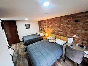 Ropa de cama de alta calidad y caja de seguridad en la habitación