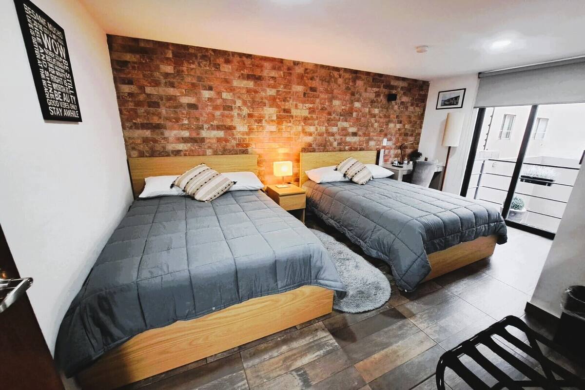 Habitación Deluxe, vista a la ciudad | Ropa de cama de alta calidad y caja de seguridad en la habitación