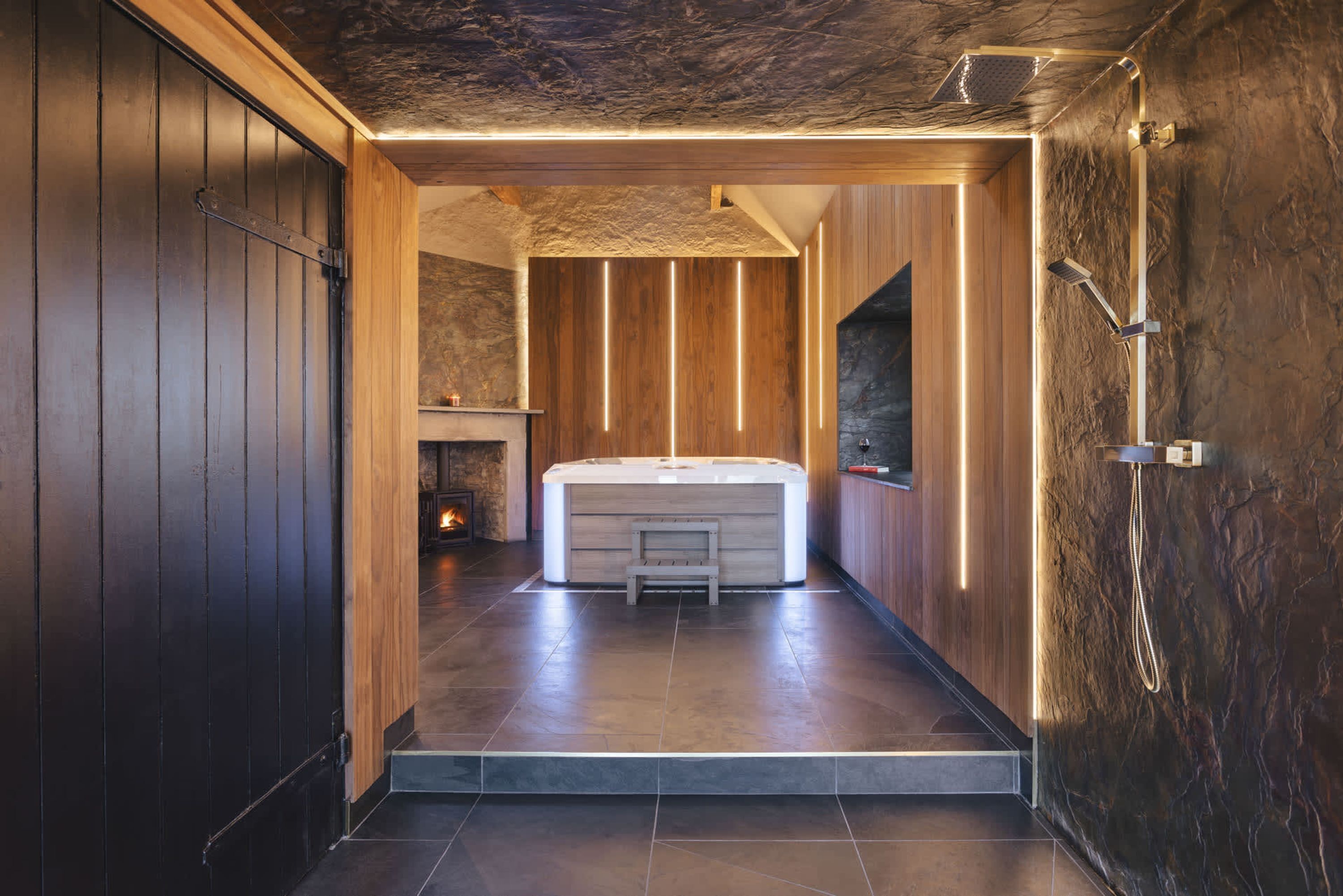 3 عدّة غرف نوم وخدمة الإنترنت