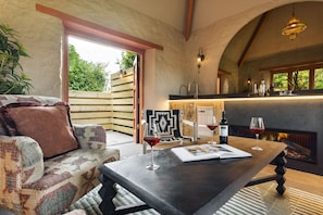 Una sala de estar acogedora con sofá, mesa de centro y chimenea.