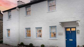 House | 3 bedrooms, desk, iron/ironing board, Internet