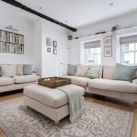 3 habitaciones, escritorio y tabla de planchar con plancha 