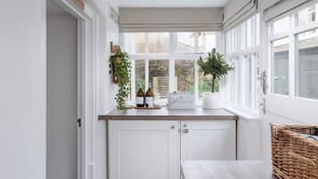 House | 3 bedrooms, desk, iron/ironing board, Internet