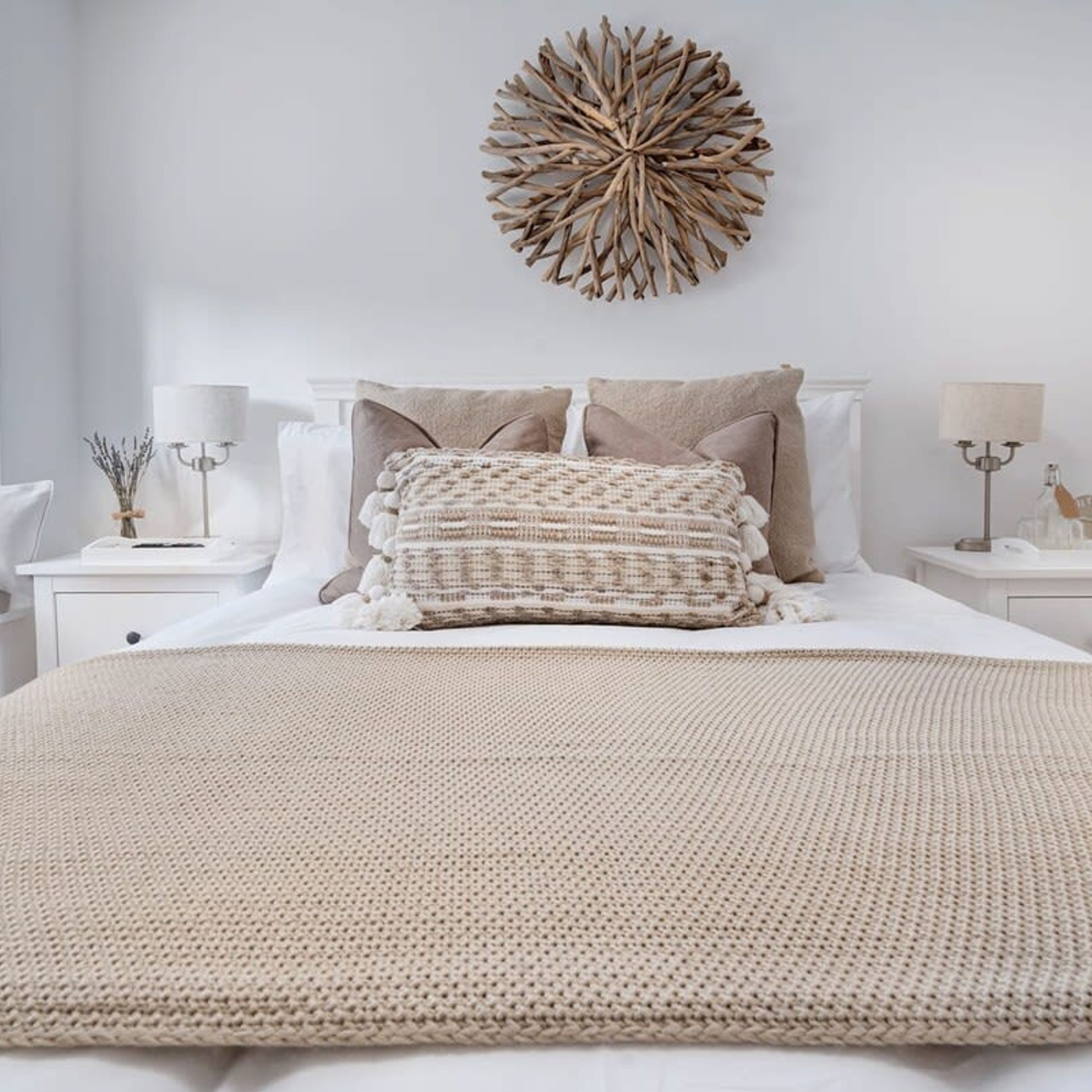 3 habitaciones, escritorio, tabla de planchar con plancha y internet 