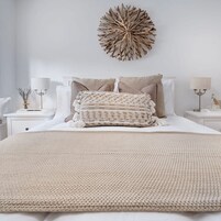 3 habitaciones, escritorio y tabla de planchar con plancha 