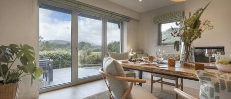 3 عدّة غرف نوم ومكتب وتجهيزات عازلة للصوت ومكواة/لوح كي