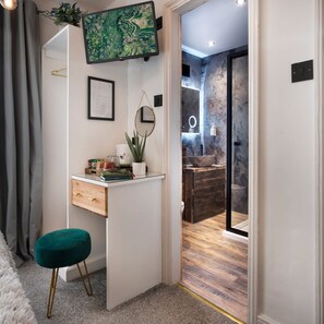 1 bedroom, Internet - Windermere Central Hotel - Room 2 (Windermere)