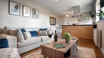 1 habitación, escritorio y tabla de planchar con plancha