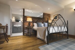 House | 9 bedrooms, iron/ironing board, Internet