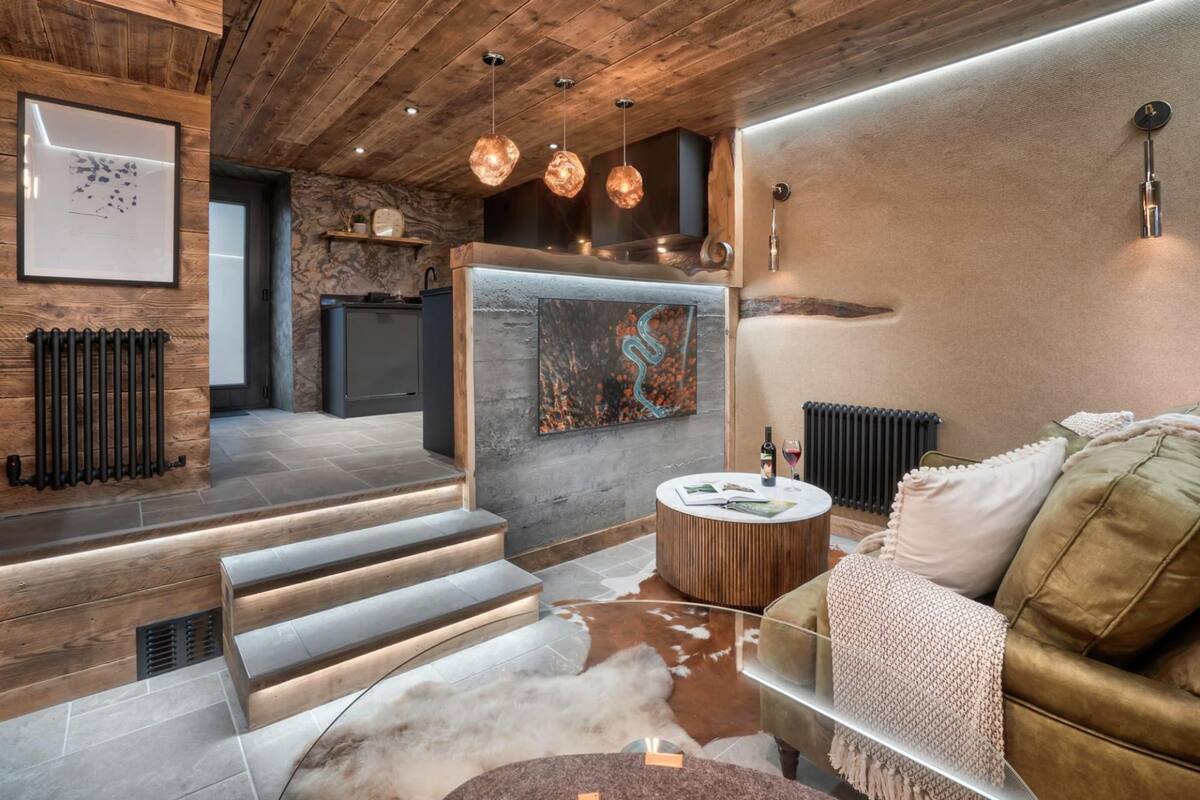 1 habitación, escritorio y tabla de planchar con plancha