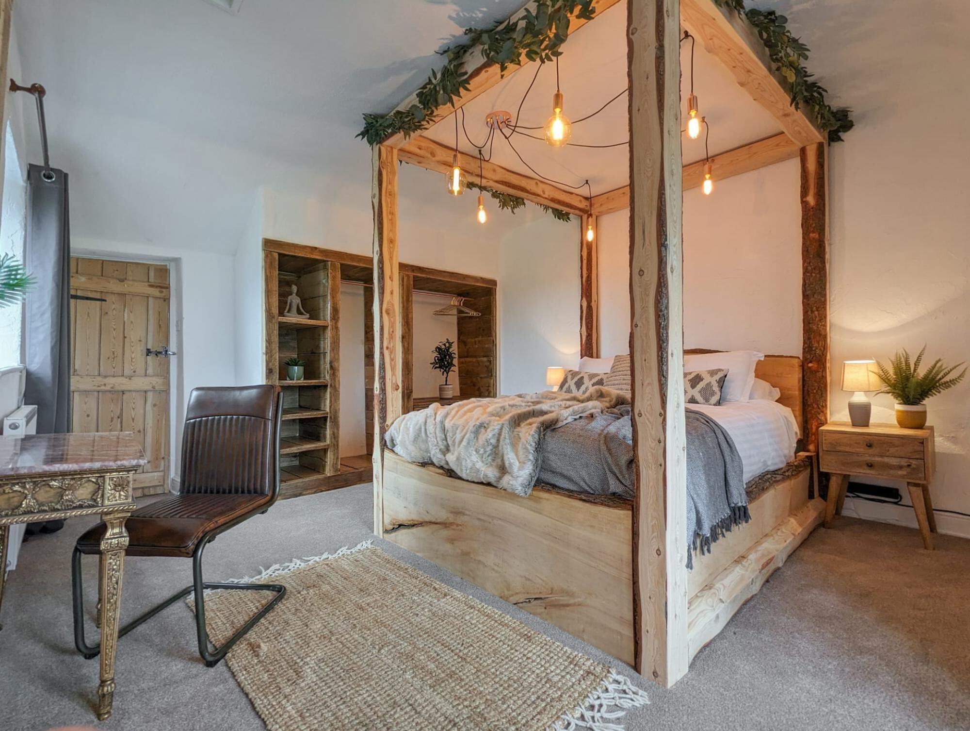 3 bedrooms, desk, Internet