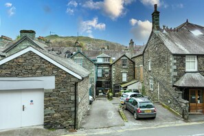 1 habitación, escritorio y tabla de planchar con plancha 