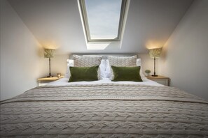 1 habitación, escritorio y tabla de planchar con plancha 