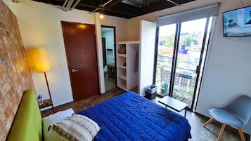 Habitación Deluxe, balcón, vista a la ciudad | 1 habitación y ropa de cama de alta calidad