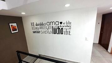 Una pared con texto motivacional y un cuadro enmarcado.