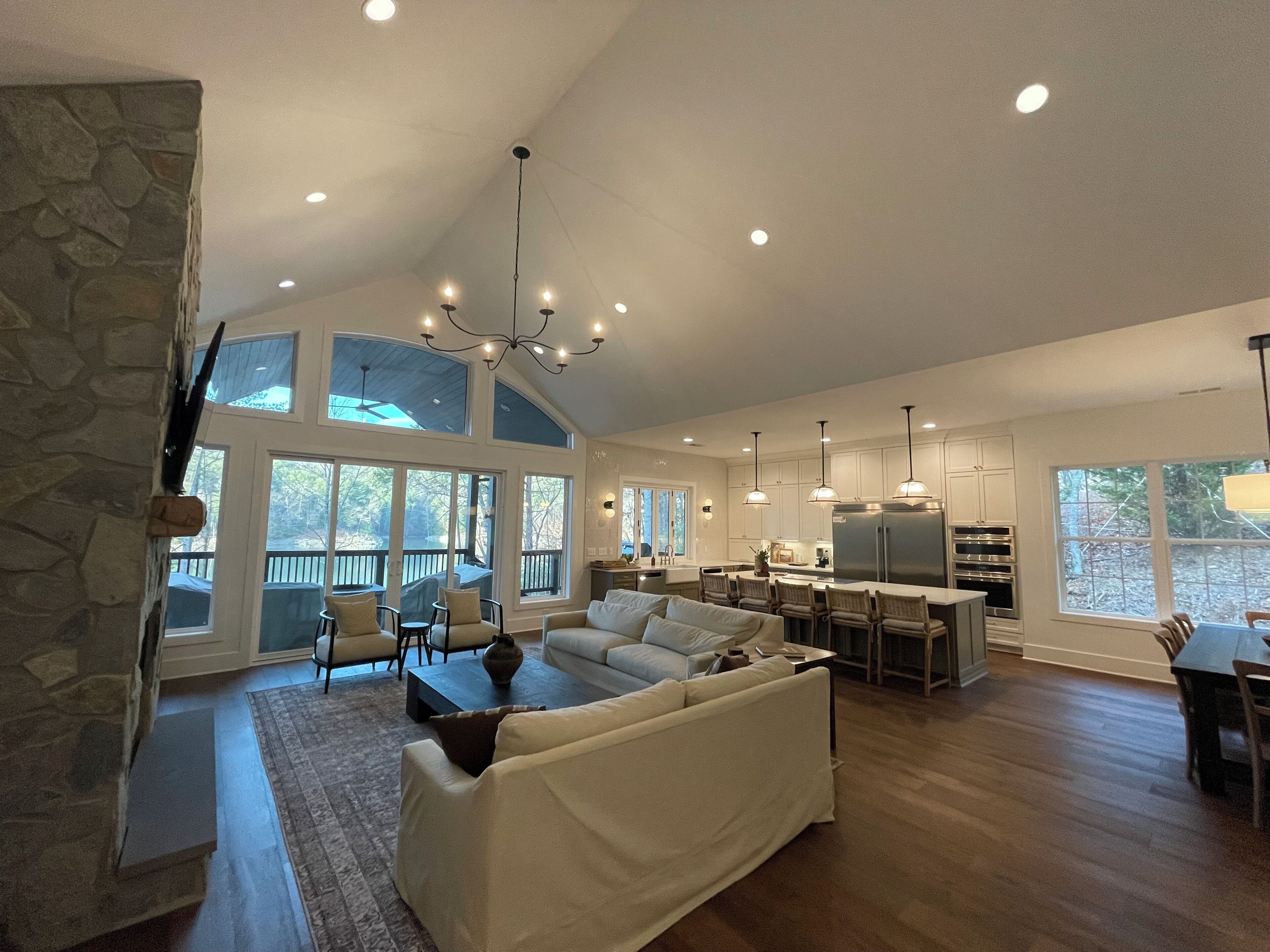 Fernseher, Kamin, Tischtennisplatte