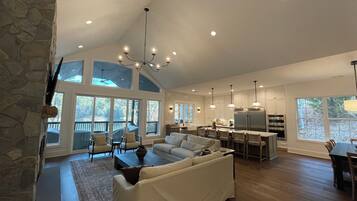 Una televisión, una chimenea, una mesa de tenis de mesa