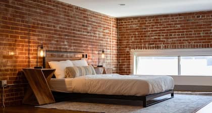 Stunning 2 BR Loft Smack in the Heart of Downtown