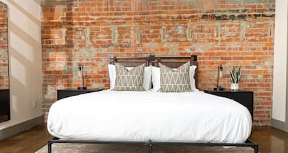 Extra Classy 1 BR Loft With Exposed Brick Downtown
