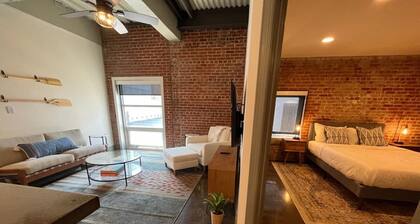 Luxury 2 Bedroom apt With Exposed Brick Downtown