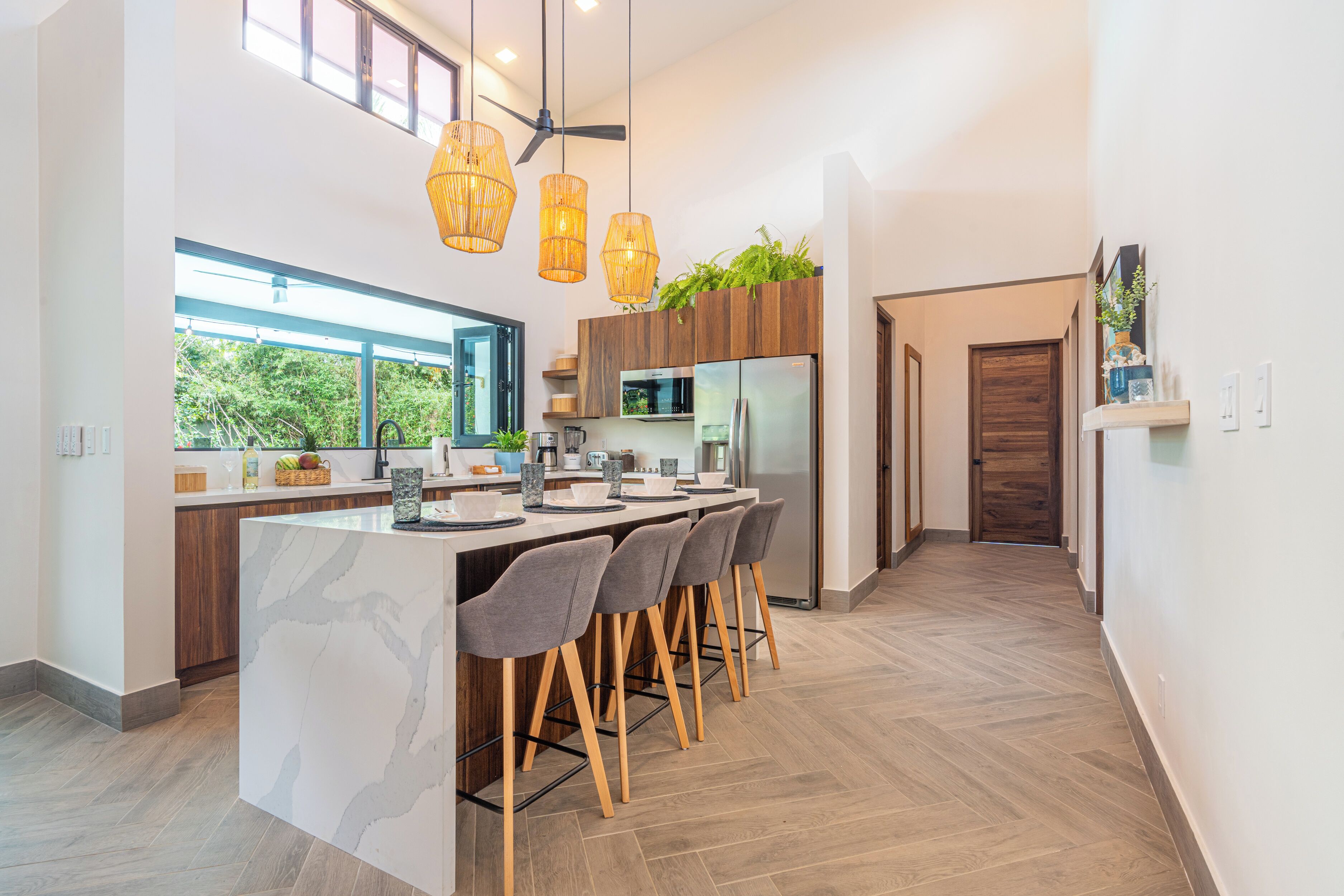 Kylskåp, mikrovågsugn, ugn och spishäll