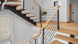 A modern staircase with wooden steps and metal railings, leading to an upper floor. - Villa Palma - Seaside Luxury Villa for 6 Person (Pula)