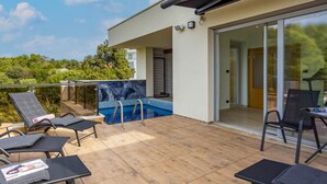 A modern outdoor pool area with lounge chairs and a hot tub. - Villa Palma - Seaside Luxury Villa for 6 Person (Pula)