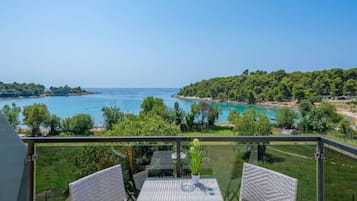 Villa, Smoking | 3 bedrooms, desk, soundproofing