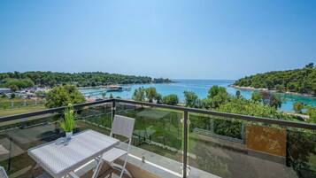 Villa, Smoking | 3 bedrooms, desk, soundproofing